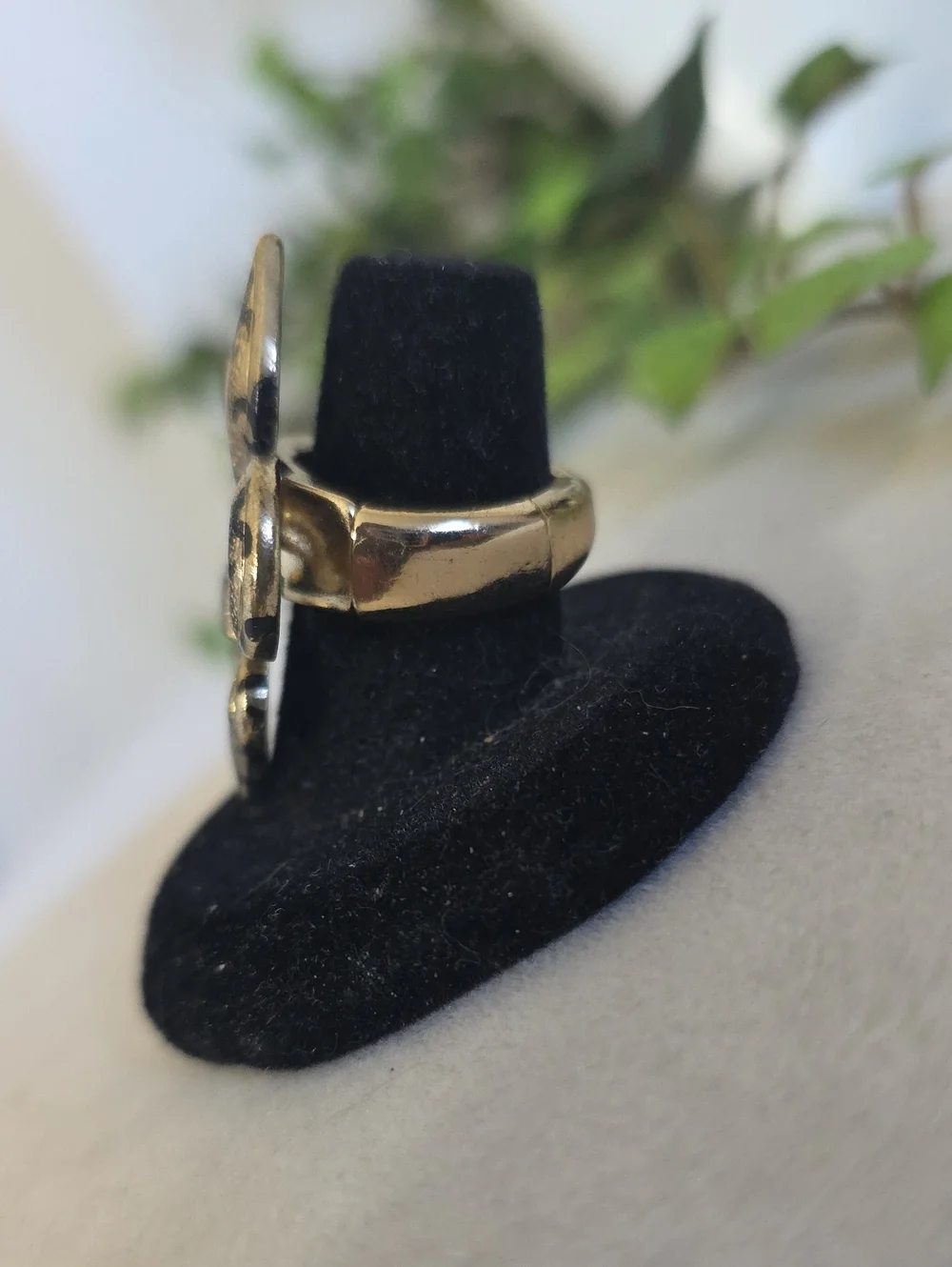 Gold  Vintage Style Fleur-de-Lis Stretch Statement Ring